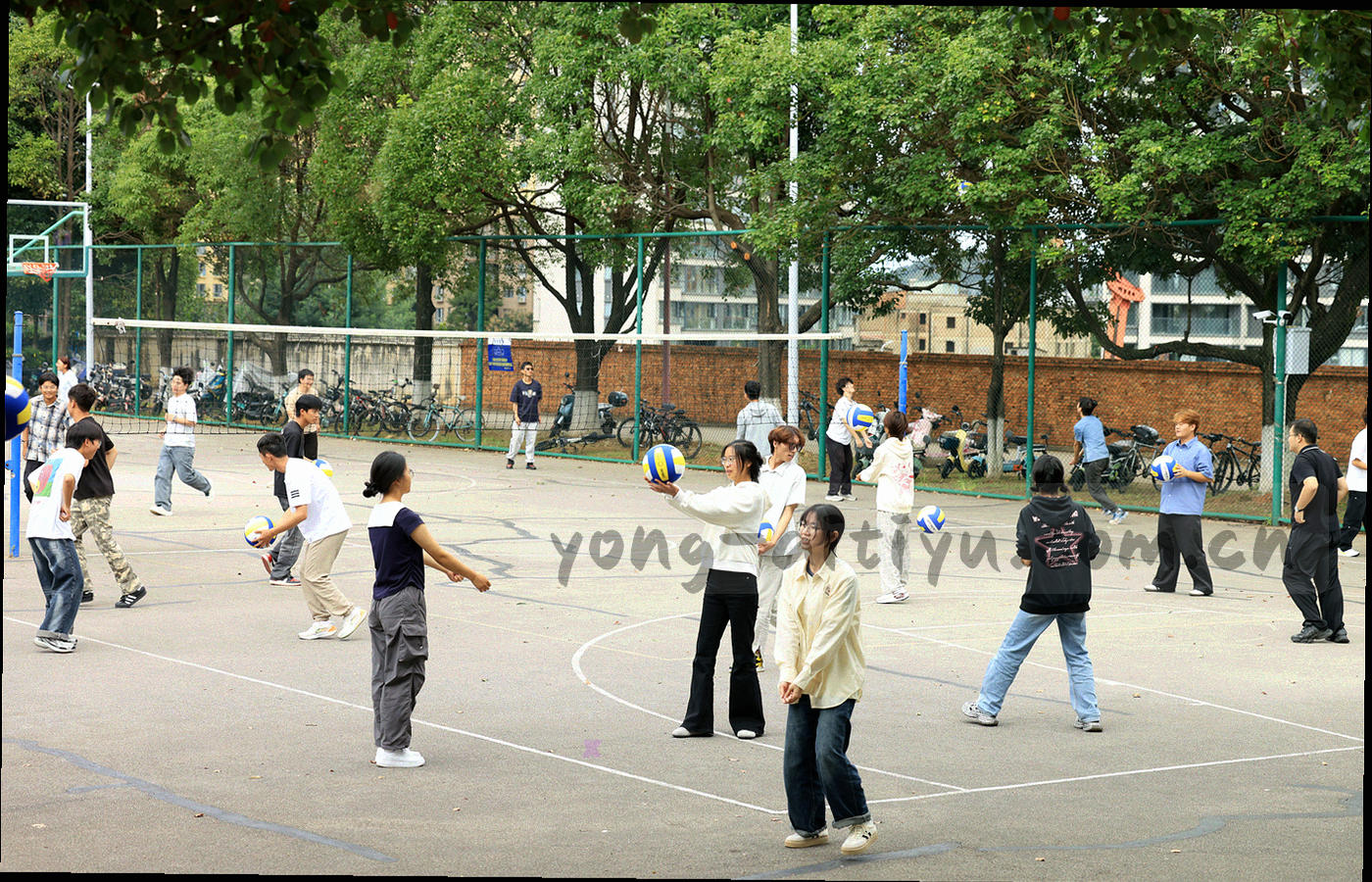 西域山脉剪影与球场地平线交叠的暗调画面