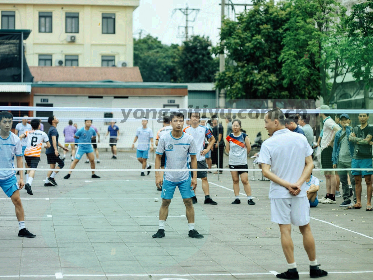 青训球场灯柱与洲际赛事氛围拼贴成的暗调封面视觉
